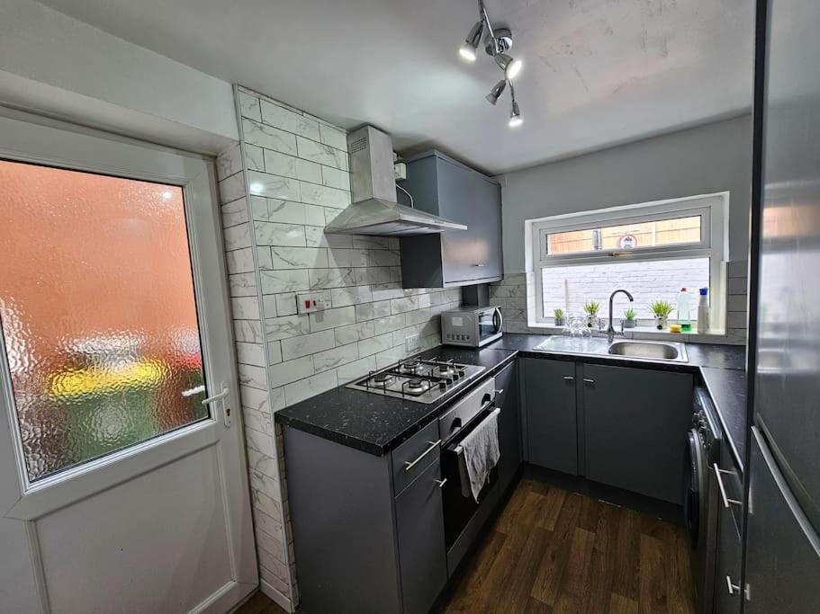 Вилла Convenient 3 Bed, Pr1 Near Uclan N Train Station Престон Экстерьер фото